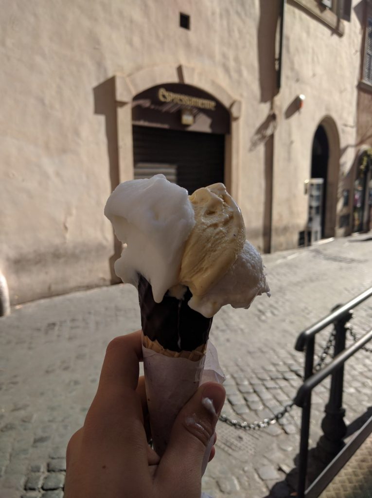 Glace vanille noix de coco dans une rue de Rome